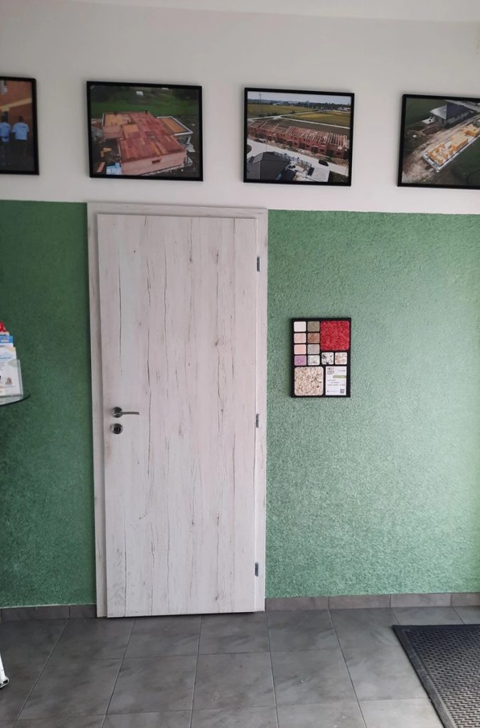 Zelená textilná omietka BIOPLAST 1003 v komerčnom priestore