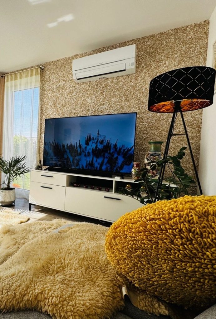 Obývacia izba s textilnou omietkou BIOPLAST 919 na TV stene